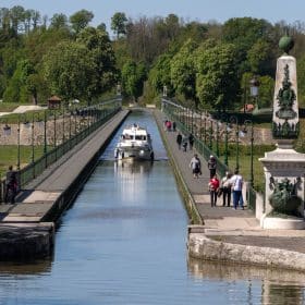 Mit der Kanalbrücke Briare über die Loire